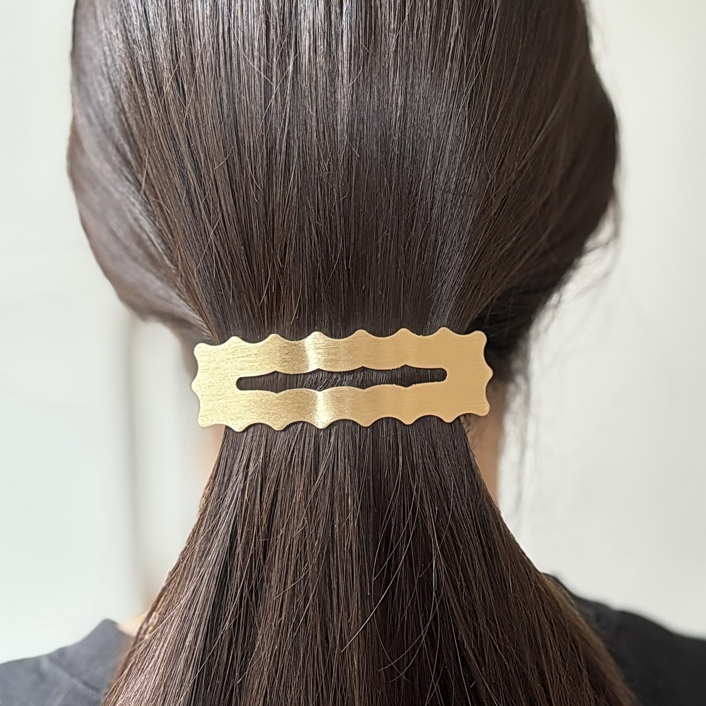 Barrette cheveux rectangulaire dentelée 8.7cm, métal brossé - doré Barrette cheveux rectangulaire dentelée 8.7cm, métal brossé - doré