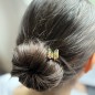Petite pince cheveux crabe en métal doré et strass 2cmx1.7cm multicolore Petite pince cheveux crabe en métal doré et strass 2cmx1.7cm multicolore