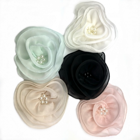 Broche clip voile fleur et perles 12cm