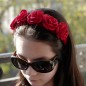 Serre tête velours avec fleur rose en satin - rouge foncé Serre tête velours avec fleur rose en satin - rouge foncé
