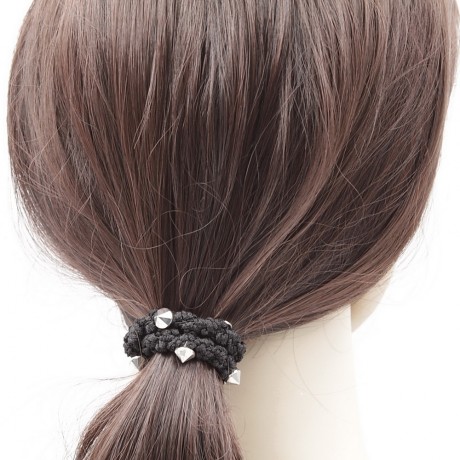 Elastique cheveux ou bracelet gris avec clous en cône argenté