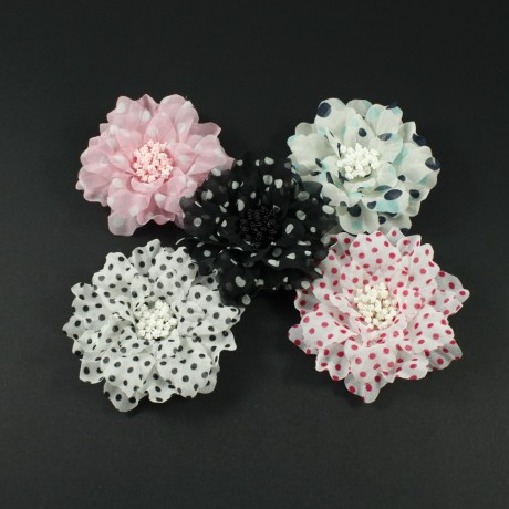 Fleur en tissu blanc motif petits pois noir diamètre 8cm