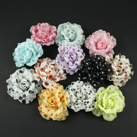 Fleur en tissu blanc motif petits pois noir et bleu diamètre 8cm