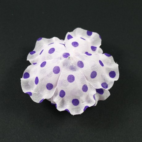 Fleur en tissu blanc motif petits pois violet diamètre 8cm