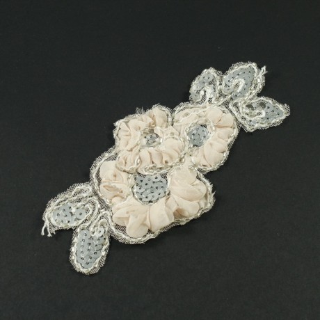 Fleur en tissu avec feuilles en sequins argenté longueur 14cm - rose