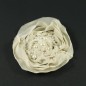 Fleur en tissu synthétique beige orné de perles diamètre 8cm.