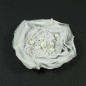 Fleur en tissu synthétique gris orné de perles diamètre 8cm.