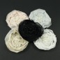 Fleur en tissu synthétique gris orné de perles diamètre 8cm.