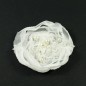 Fleur en tissu synthétique blanc orné de perles diamètre 8cm.
