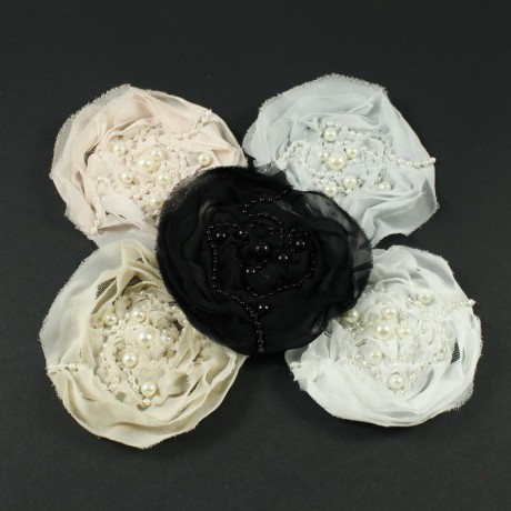 Fleur en tissu synthétique blanc orné de perles diamètre 8cm.