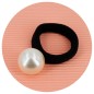 Elastique cheveux ou bracelet noir avec grosse perle nacré cloûté Elastique cheveux ou bracelet noir avec grosse perle nacré cloûté