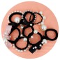 Elastique cheveux ou bracelet noir avec grosse perle nacré cloûté Elastique cheveux ou bracelet noir avec grosse perle nacré cloûté