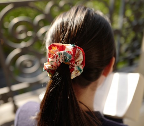 Elastique chouchou cheveux tissu motif fantaisie multicolore rouge