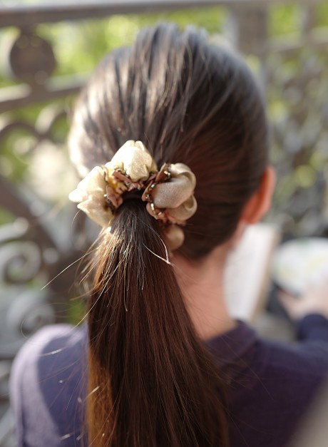 Elastique chouchou cheveux ou bracelet perle fleur - beige