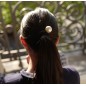 Elastique cheveux ou bracelet noir avec grosse perle nacré cloûté Elastique cheveux ou bracelet noir avec grosse perle nacré cloûté