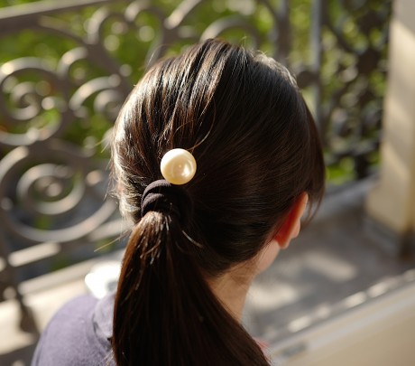 Elastique cheveux ou bracelet noir avec grosse perle nacré cloûté