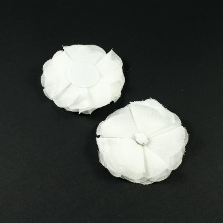 fleur en tissu synthétique blanc avec une perle au centre diamètre 8cm.