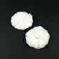 fleur en tissu synthétique blanc avec une perle au centre diamètre 8cm.
