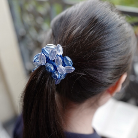 Elastique cheveux ou bracelet perles ovale transparente - bleu