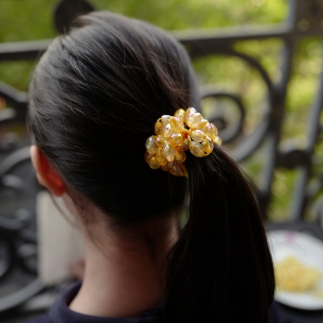 Elastique cheveux perles ovale transparente irisé - jaune