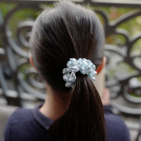 Elastique cheveux perles ovale transparente irisé - bleu clair