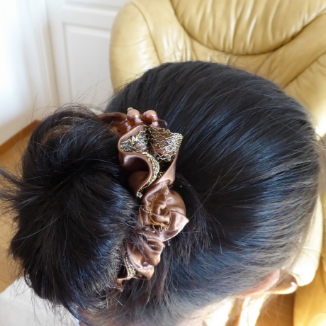 Chouchou élastique cheveux en tissu et perles marron