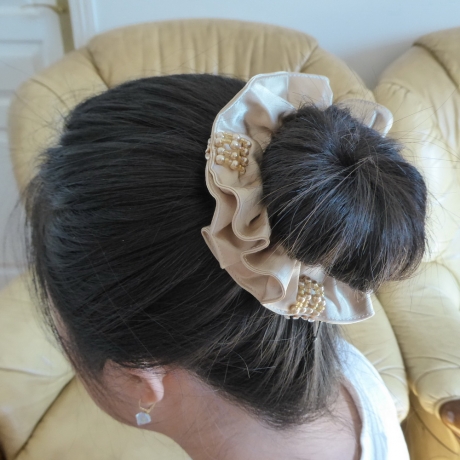 Elastique chouchou cheveux tissu satin et perles - beige