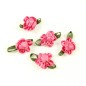 Lot de 10 petites fleurs en tissu satin rose foncé et vert environ 2.5cm
