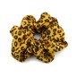 Gros chouchou en tissu satiné motif léopard 10cm - jaune orangé Gros chouchou en tissu satiné motif léopard 10cm - jaune orangé
