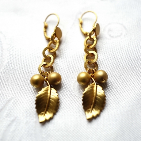 Boucle d'oreille pendante feuille - doré mat