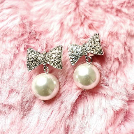 Boucle d'oreille pendante noeud et perle - nacré