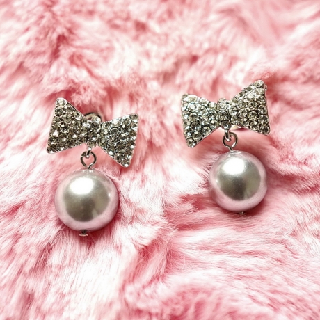 Boucle d'oreille pendante noeud et perle - gris perle