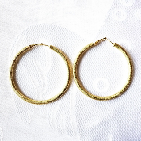 Grande boucle d'oreille créole sablé 6cm - doré