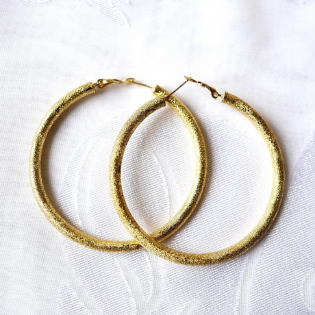 Grande boucle d'oreille créole sablé 6cm - doré