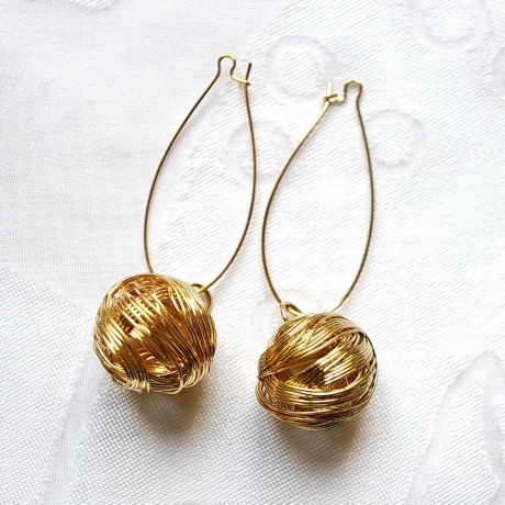 Boucle d'oreille pendante boule - doré