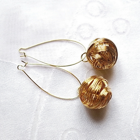 Boucle d'oreille pendante boule - doré