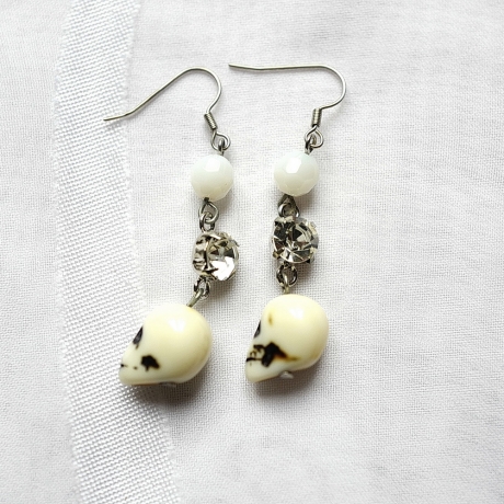 Boucle d'oreille pendante tête de mort - blanc