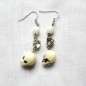 Boucle d'oreille pendante tête de mort - blanc