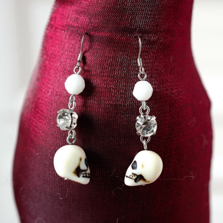 Boucle d'oreille pendante tête de mort - blanc