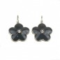 Boucle d'oreille pendante fleur émail - gris