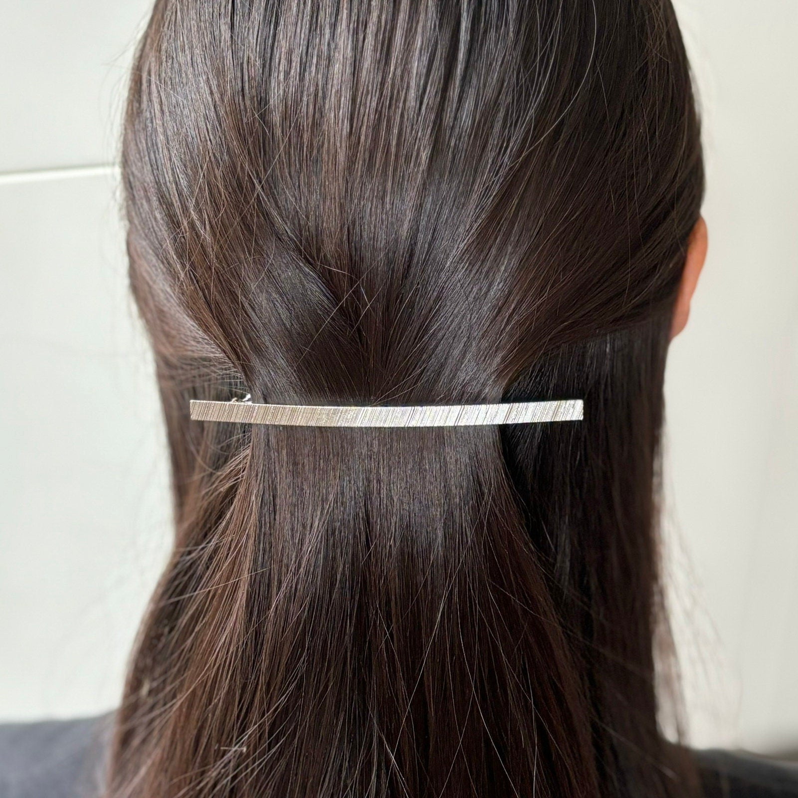 Barrette fine longue en métal strié