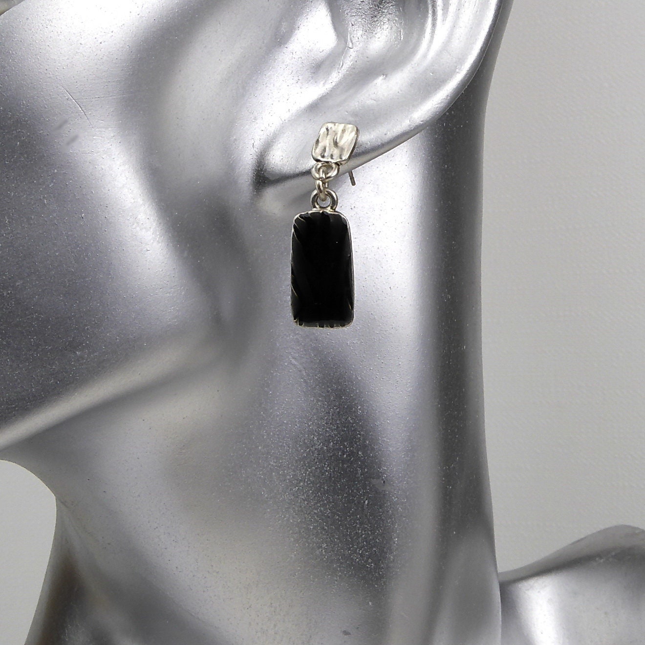 Boucle d'oreille pendante émail