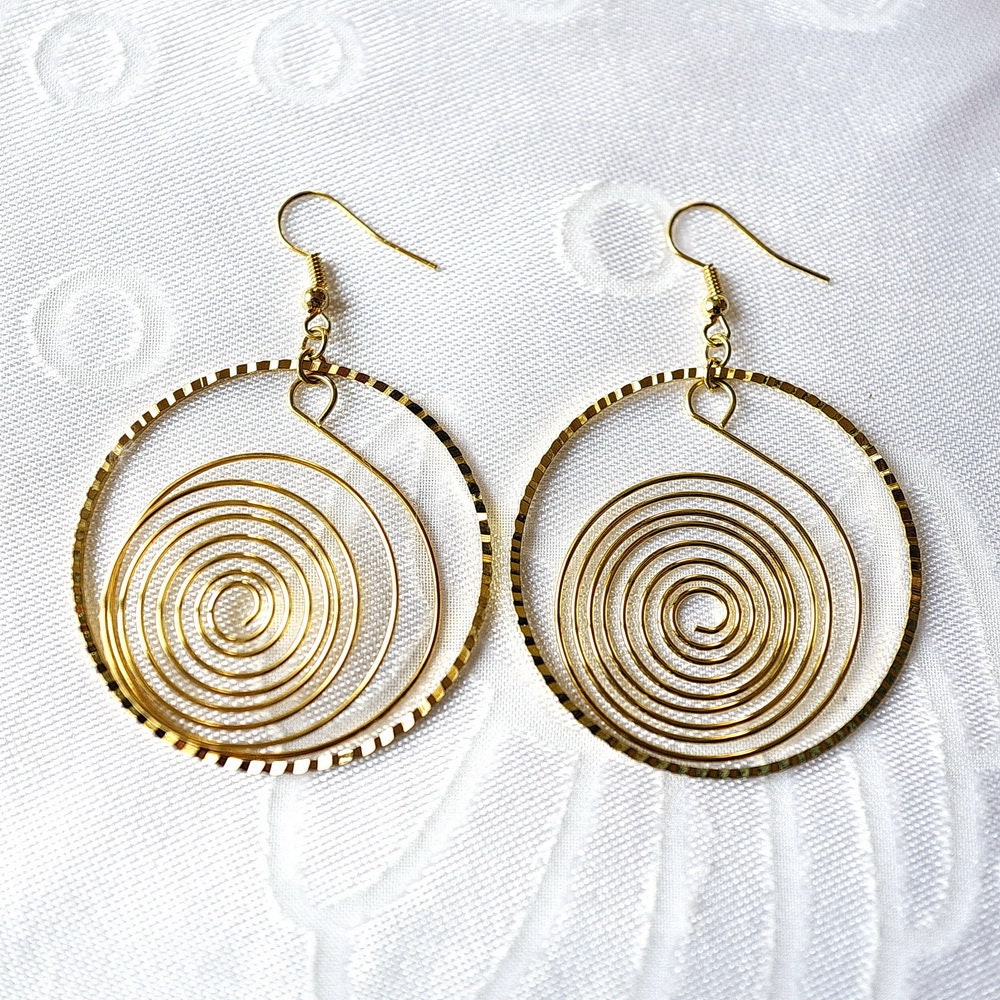 Boucle d'oreille pendante dorée forme géométrique