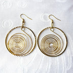 Boucle d'oreille pendante dorée forme géométrique