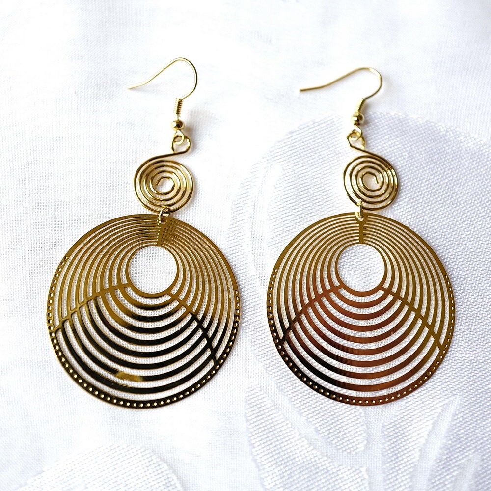 Boucle d'oreille pendante dorée forme géométrique