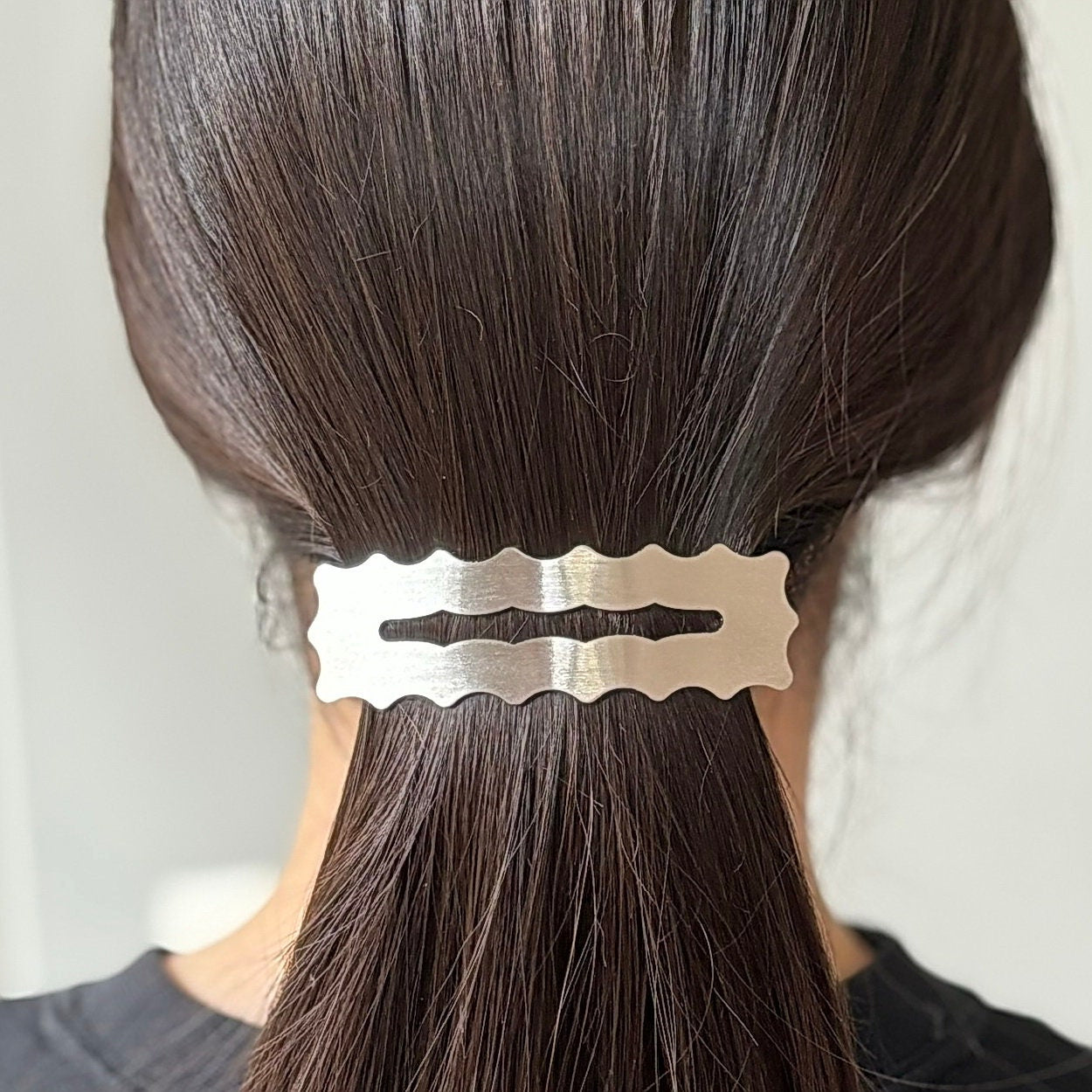 Barrette cheveux rectangulaire dentelée en métal brossé