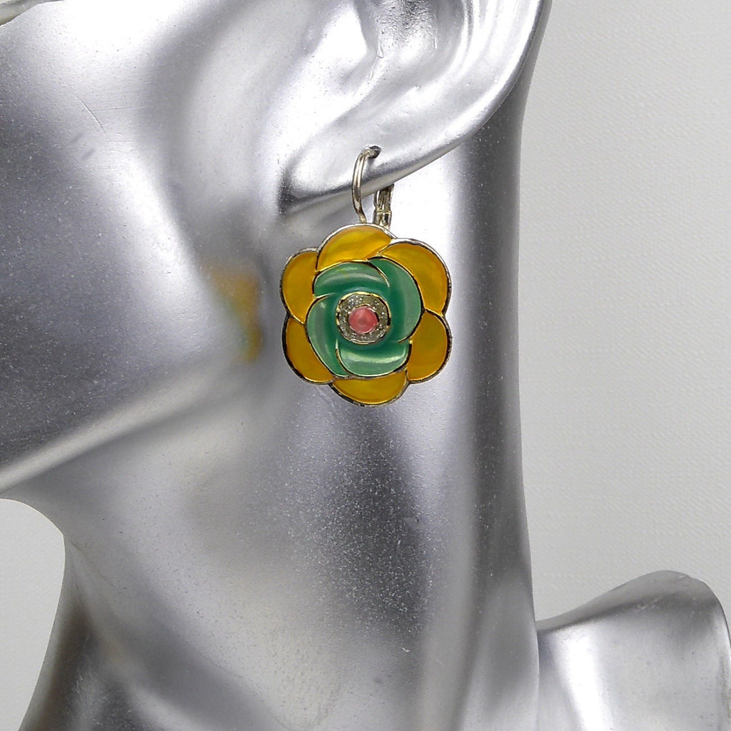 Boucle d'oreille pendante fleur émail