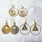 Boucle d'oreille pendante dorée forme géométrique