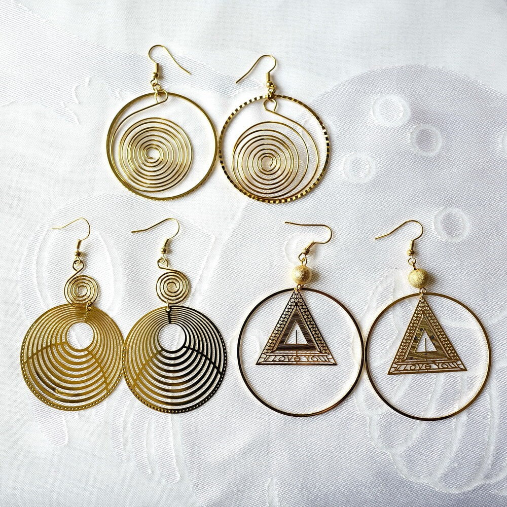 Boucle d'oreille pendante dorée forme géométrique