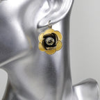 Boucle d'oreille pendante fleur émail